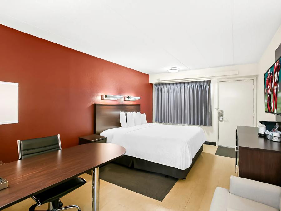 Red Roof PLUS+ Baltimore-Washington DC/BWI Airport Premium King Image