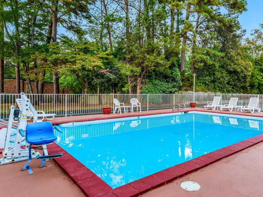 Red Roof Inn Williamsburg Pool Image