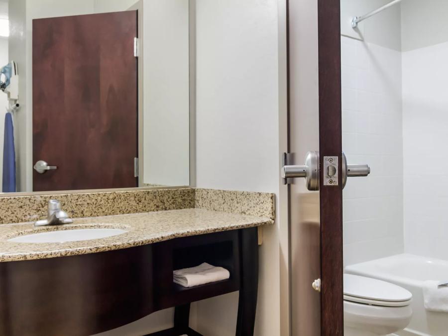 Red Roof Inn Darien – I-95/ North Brunswick Superior King Room Non-Smoking Bathroom Image