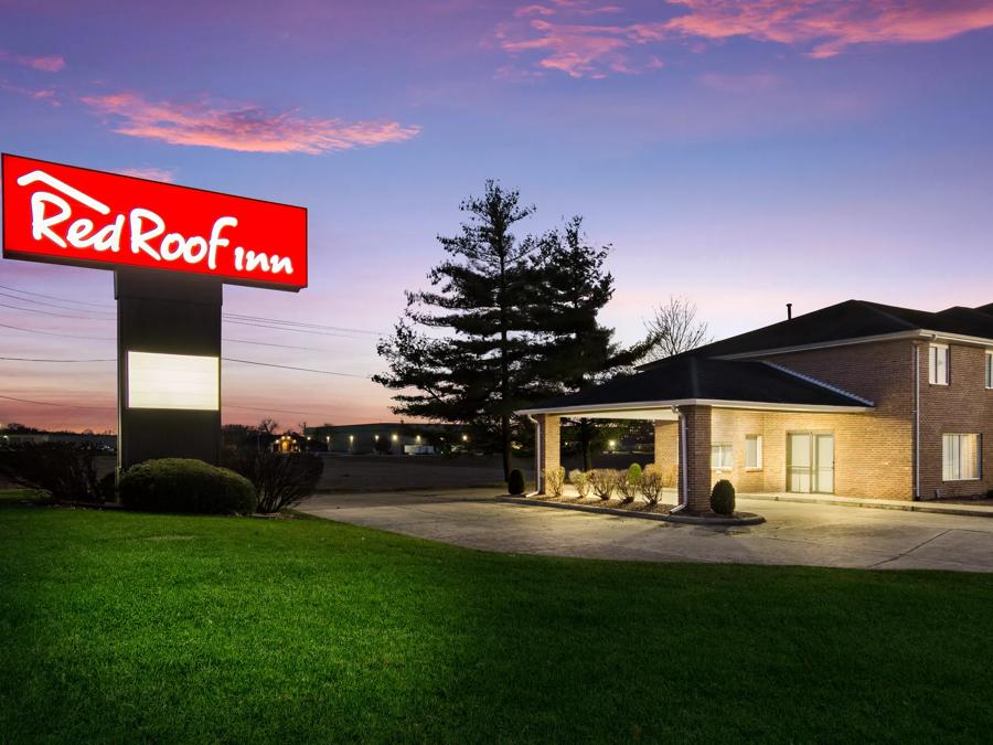 Red Roof Inn Lawrenceburg at twilight 