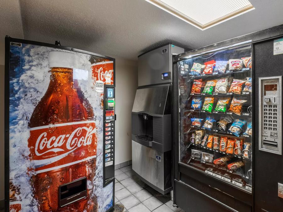 Red Roof Inn Darien – I-95/ North Brunswick Guest Vending Image