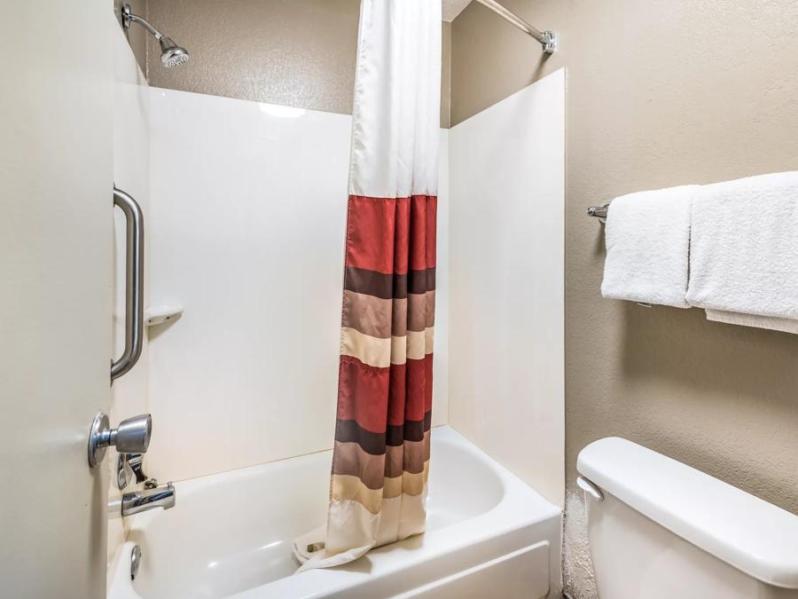 Red Roof Inn Dayton South – Miamisburg Superior King Bathroom Image