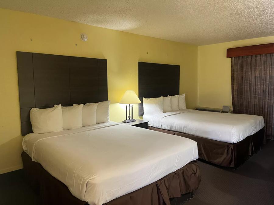 Red Roof Inn & Suites Sulphur Springs Deluxe 2 Queens Room Image