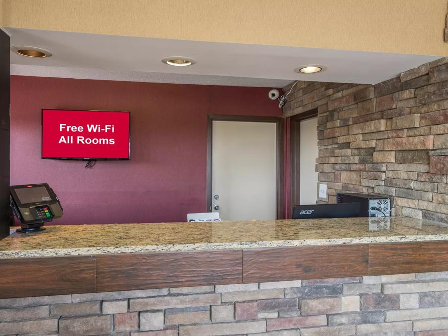 816-front-desk IMAGE