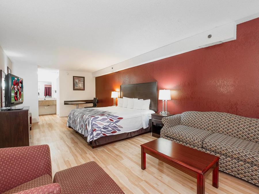 Red Roof Inn & Suites Rome, GA Single King Room Image