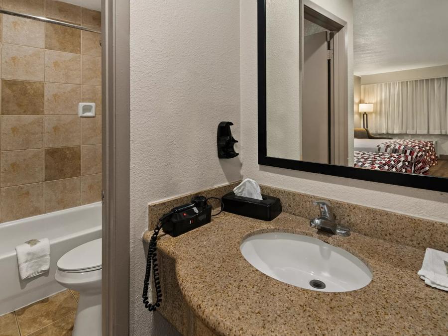 Red Roof Inn & Suites Irving – DFW Airport South Superior 2 Full Beds Non-Smoking Bathroom Image