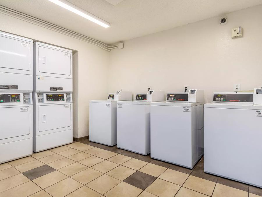 Red Roof Phoenix - Midtown Guest Coin Laundry Facility