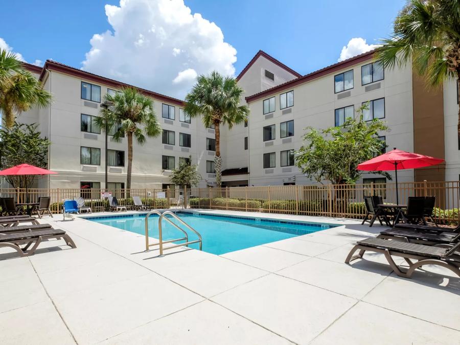 Red Roof PLUS+ Gainesville Outdoor Swimming Pool Image