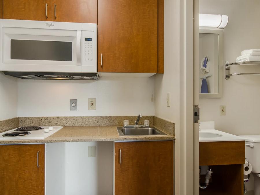 HomeTowne Studios Lake Charles - Sulphur Kitchenette Image