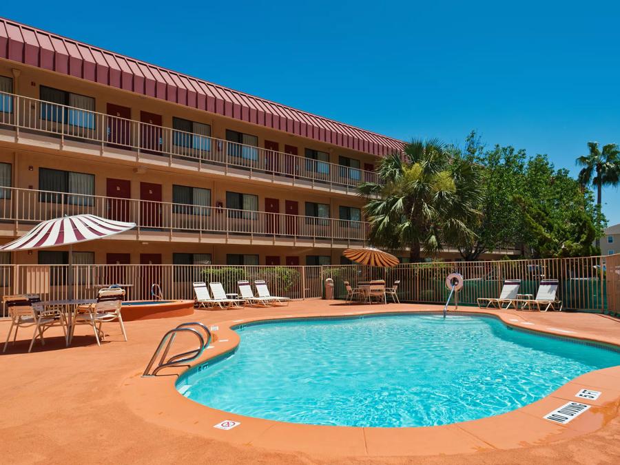 Red Roof Inn Corpus Christi South Pool Image