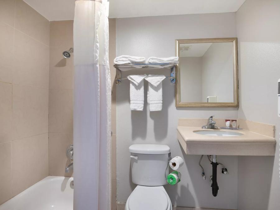 Red Roof Inn Tucson Downtown - University Superior King Room Smoke Free Bathroom Image