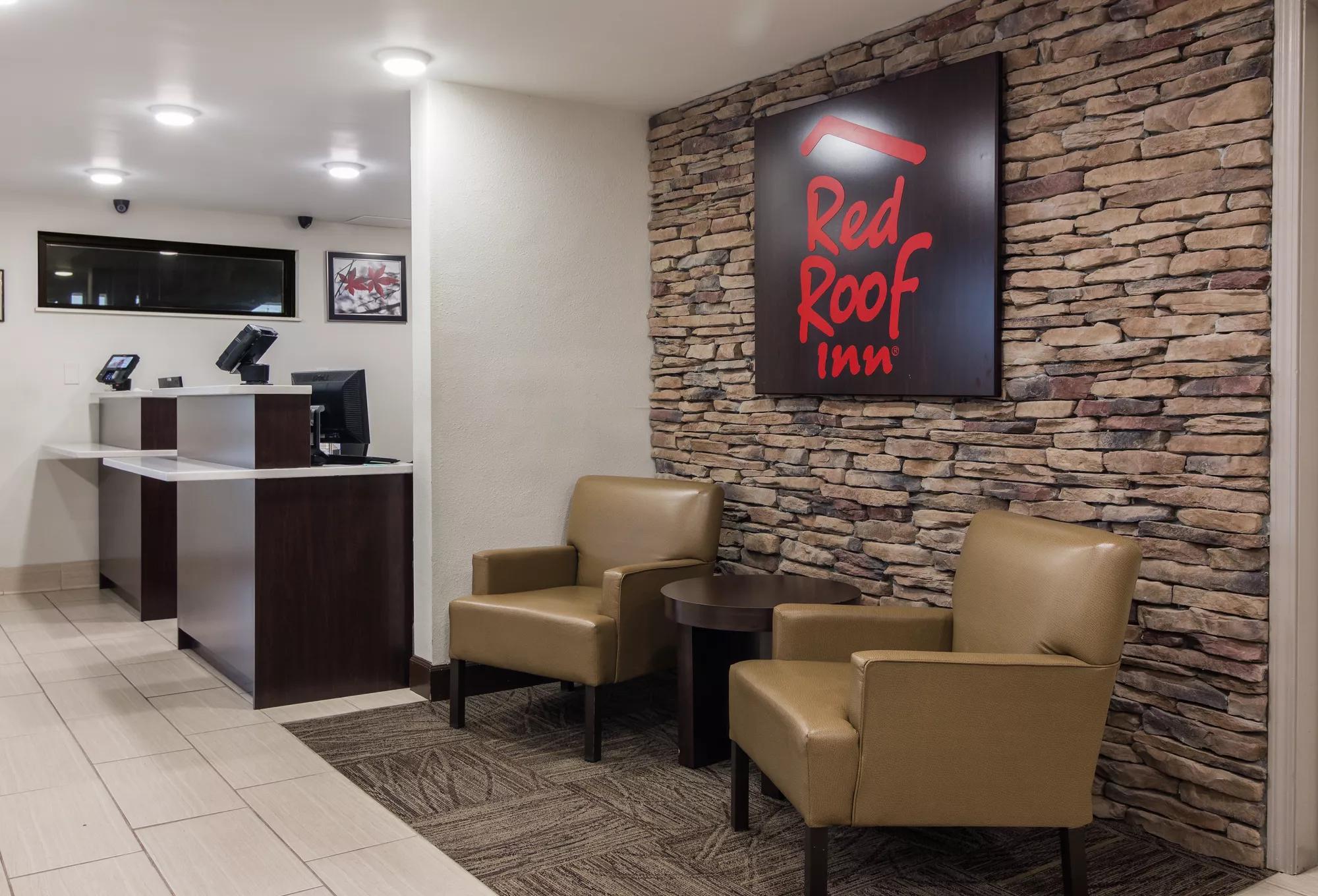 Red Roof Inn Chattanooga Airport Front Desk and Lobby Image