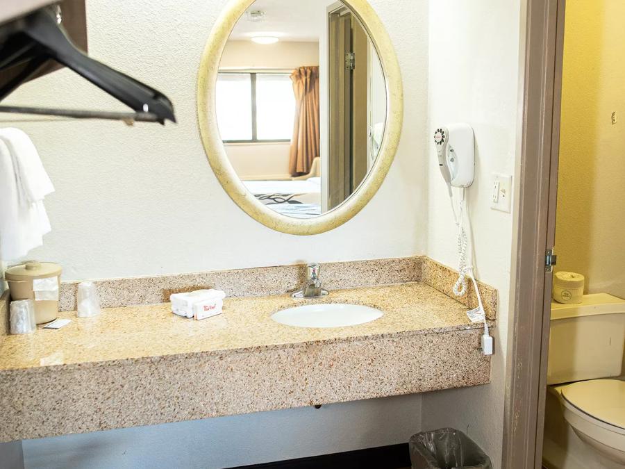 Red Roof Inn Rochester - Henrietta Superior King Bathroom