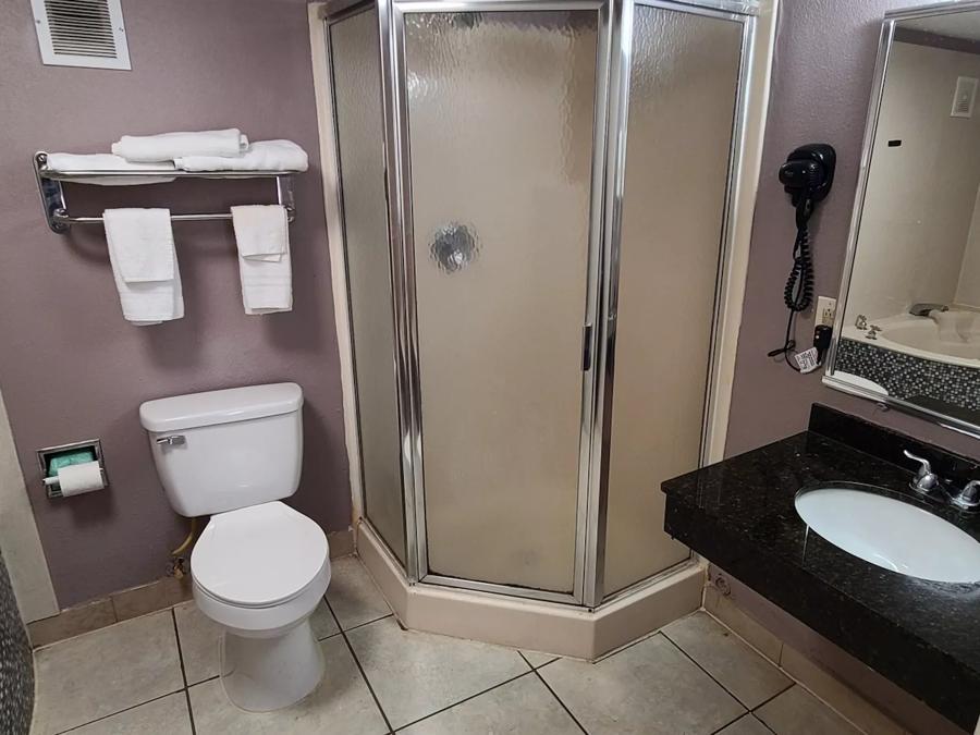 Red Roof Inn & Suites Duncan Suite 2 Queen Beds with Jetted Tub Non-Smoking Bathroom image