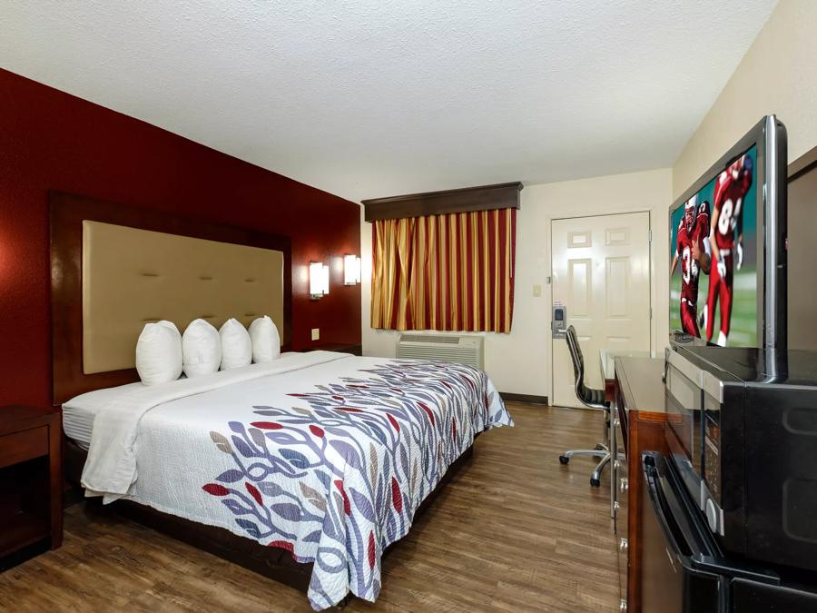 Red Roof Inn Columbus, MS Deluxe King Bed Smoking Image