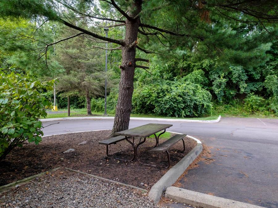Red Roof Inn Danville, PA Outdoor Picnic Area Image