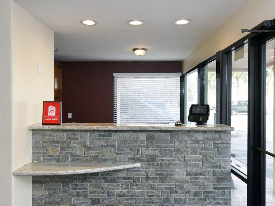 Red Roof Inn Bakersfield Front Desk Image