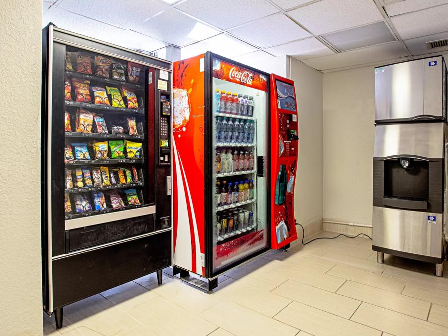 Red Roof PLUS+ Wichita East Vending Image