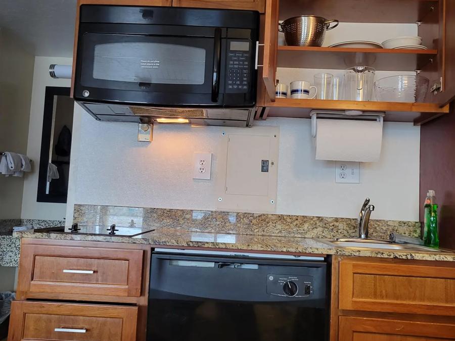 919-suite-king-kitchenette-3 Image