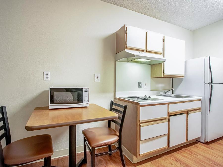 HomeTowne Studios Phoenix - Dunlap Ave Kitchenette Image