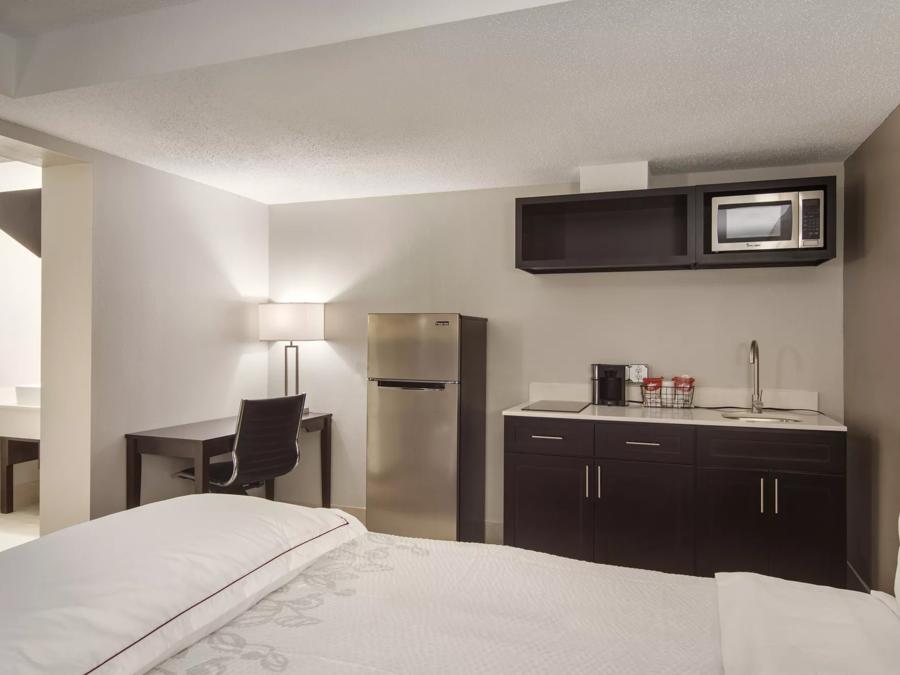 Red Roof PLUS+ & Suites Erie Premium Suite 3 Queen Beds with Kitchenette Smoke Free Kitchen Image