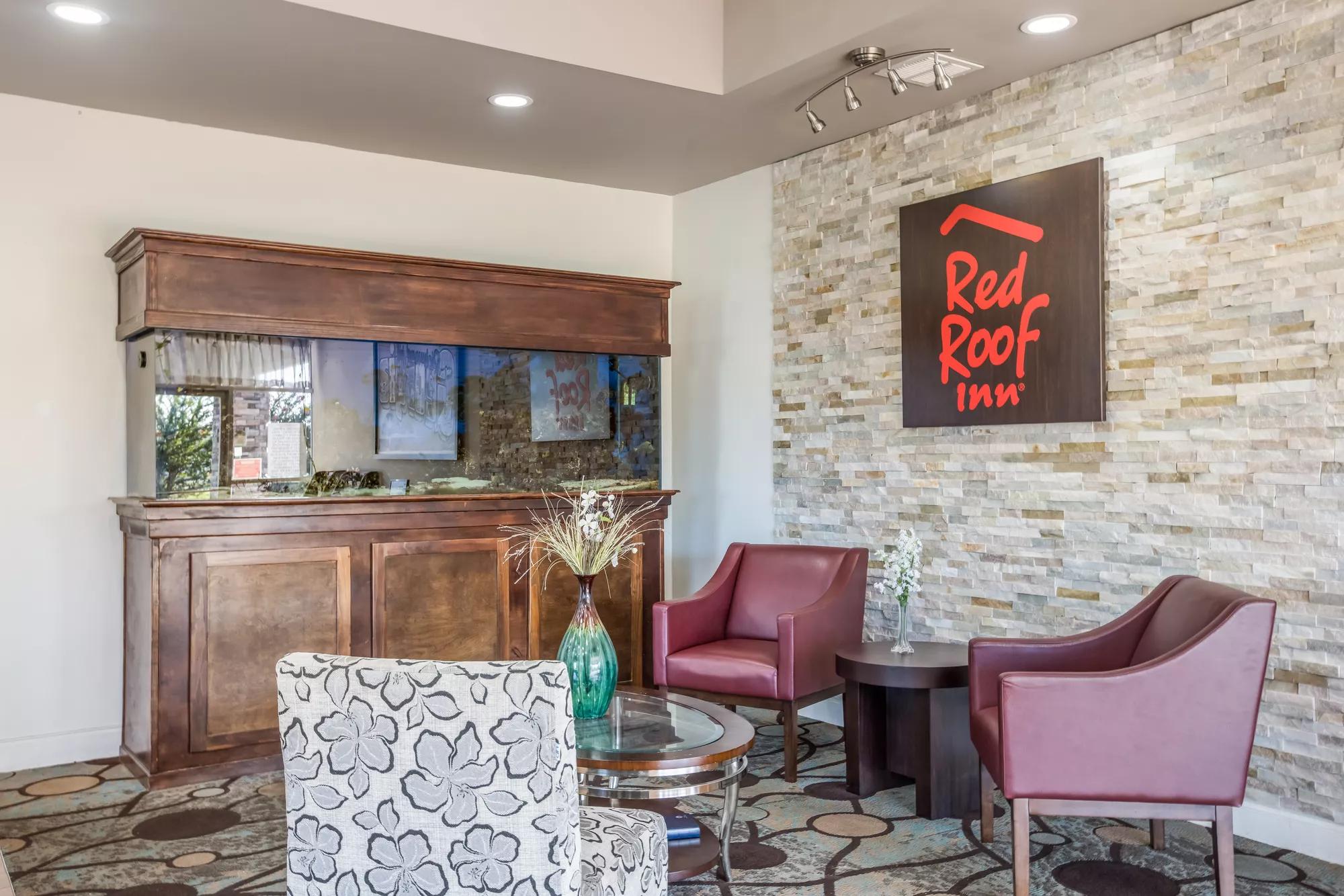 Red Roof Inn Savannah - Richmond Hill/ I-95 Lobby Sitting Area