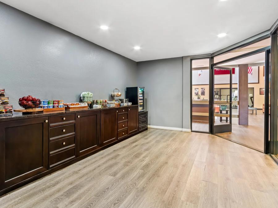 RRI1490 ¬- HTS1491_Breakfast Area 2 PRO Approved 7-22-25 Image