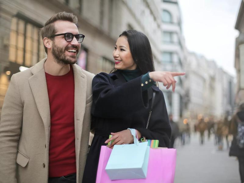 couple with shopping bags