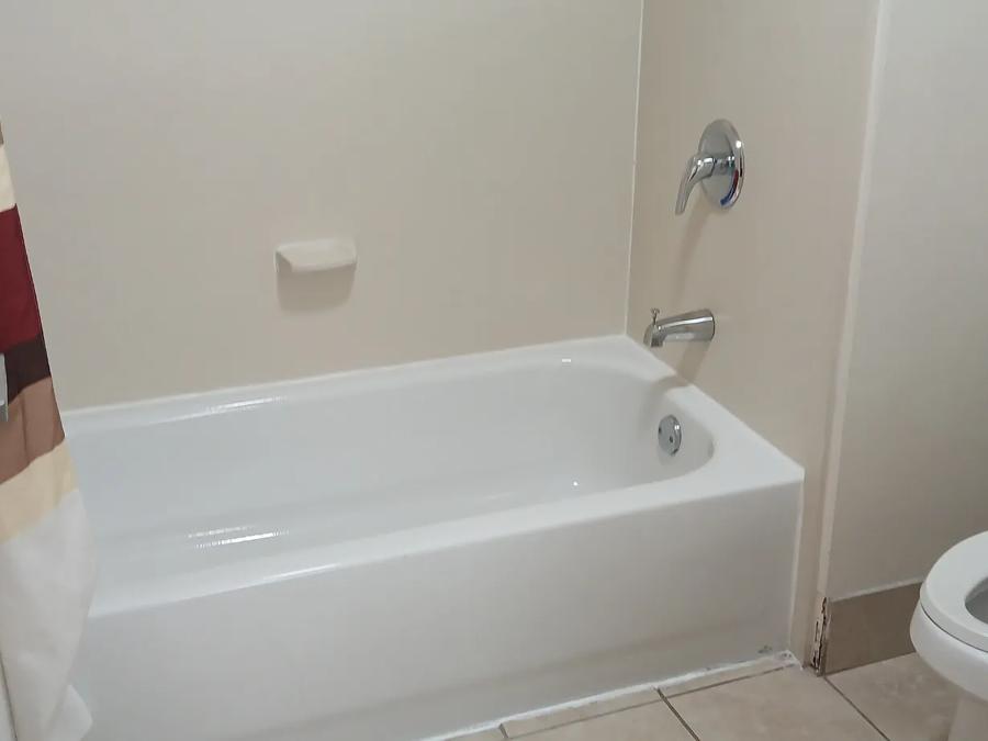 Red Roof Inn & Suites Houma Bathroom Image