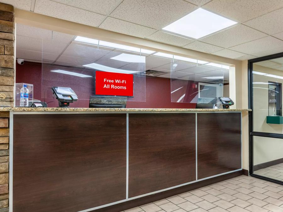 Red Roof Inn Fayetteville I-95 Front Desk Image