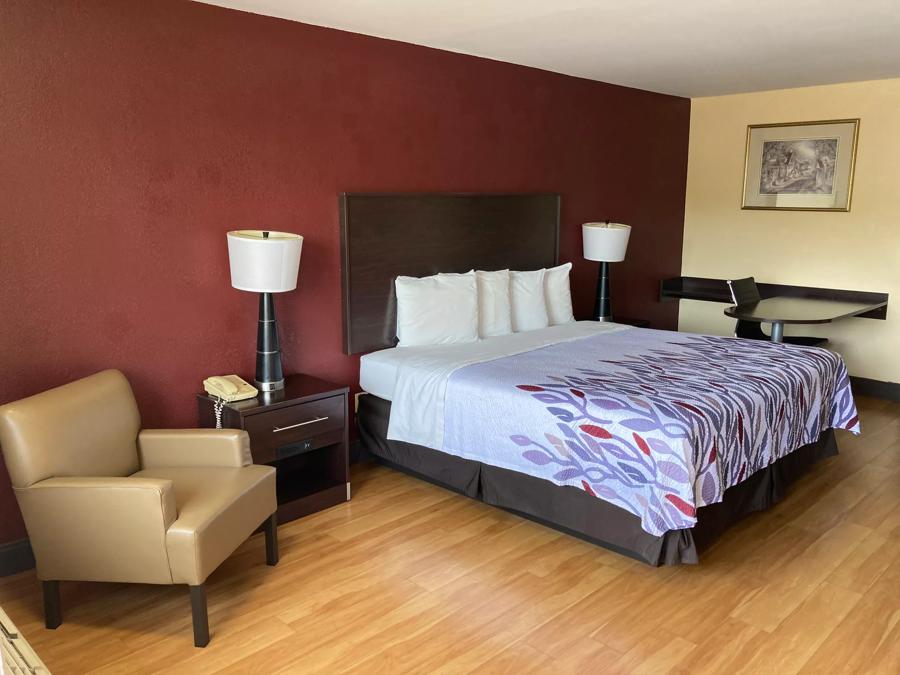 Red Roof Inn & Suites Cleveland, TN King Room Image Details