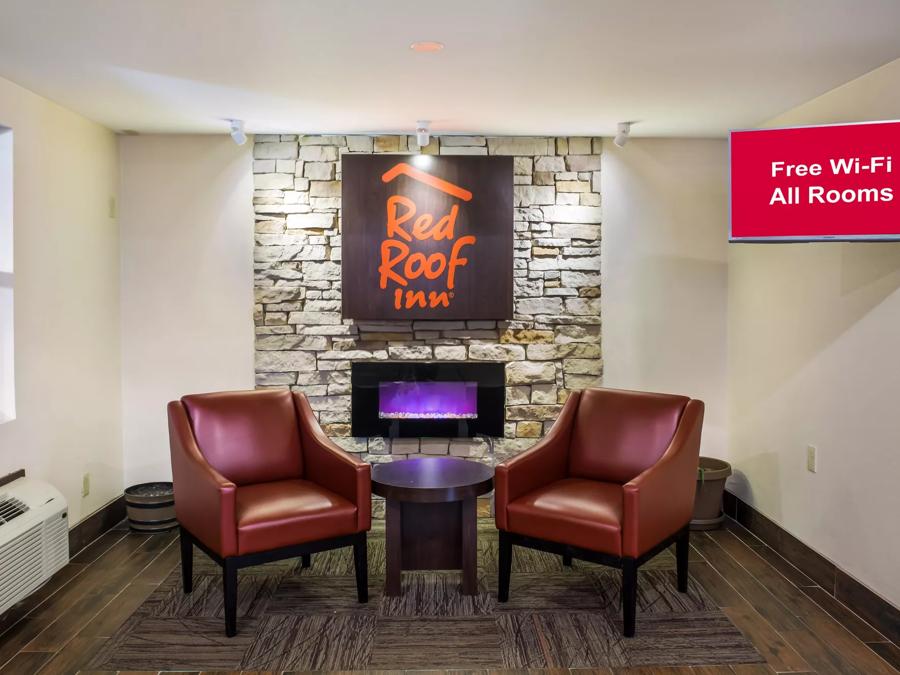 Red Roof Inn Richmond, IN Front Lobby Sitting Area Image