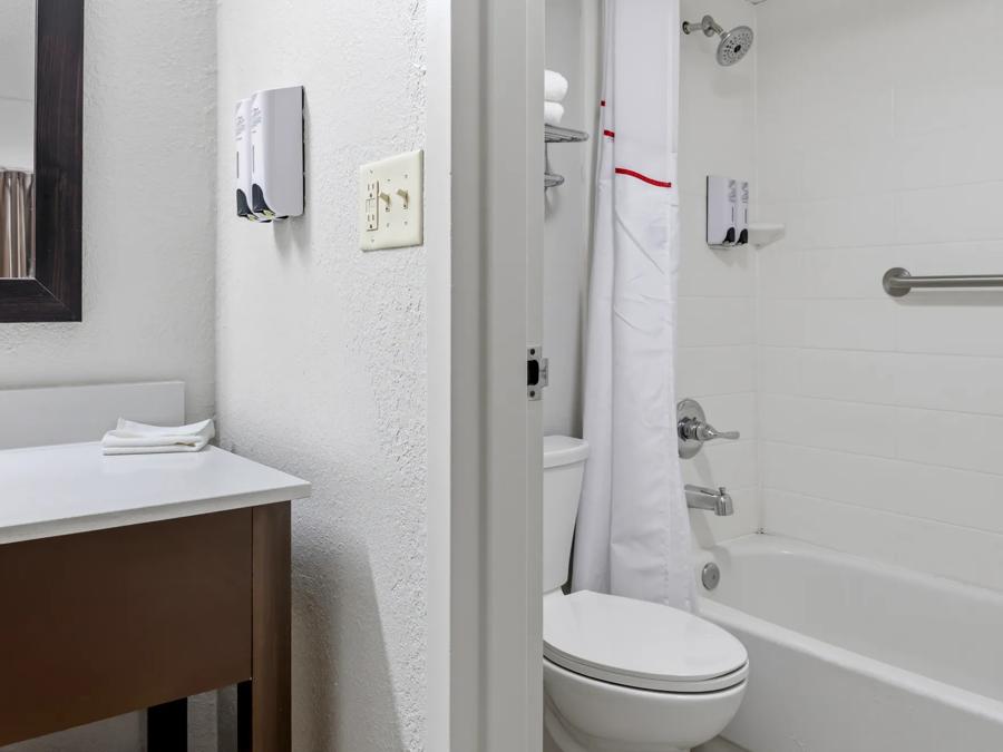 RRI943_King Bathroom PRO Approved 8-17-26 Image