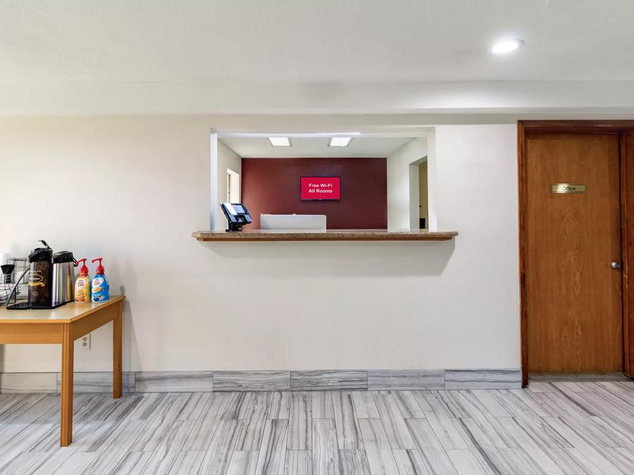 Red Roof Inn Cadiz Front Desk Image