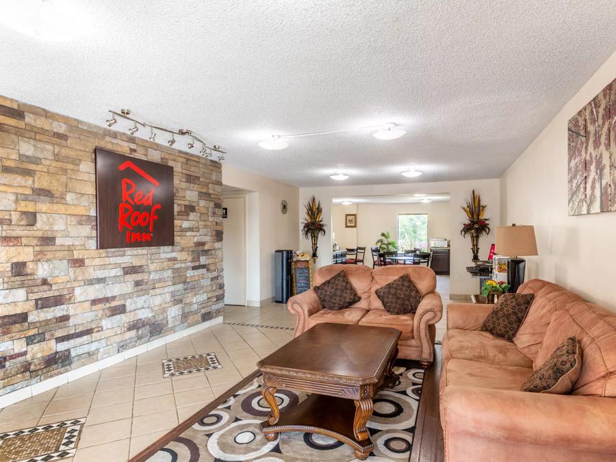 Red Roof Inn Hardeeville Lobby Sitting Area Image 