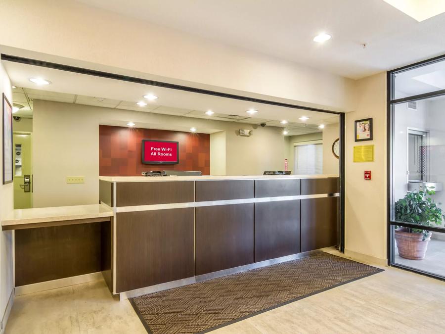 Red Roof PLUS+ Tempe - Phoenix Airport Front Desk Image