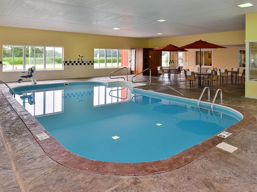 Red Roof Inn Sandusky - Milan Indoor Pool Image 