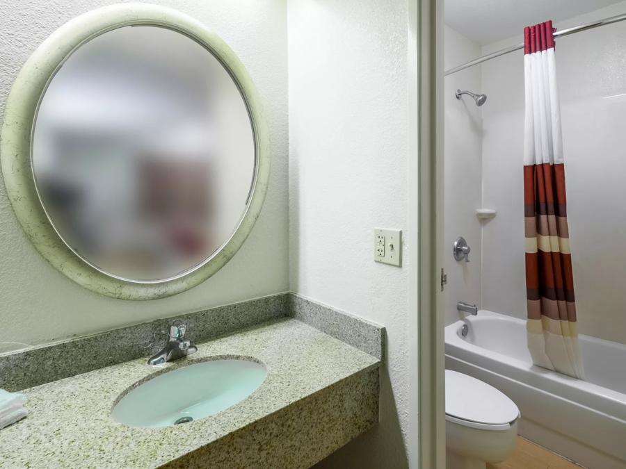 Red Roof Inn Jacksonville - Orange Park Superior King Non-Smoking Bathroom Image