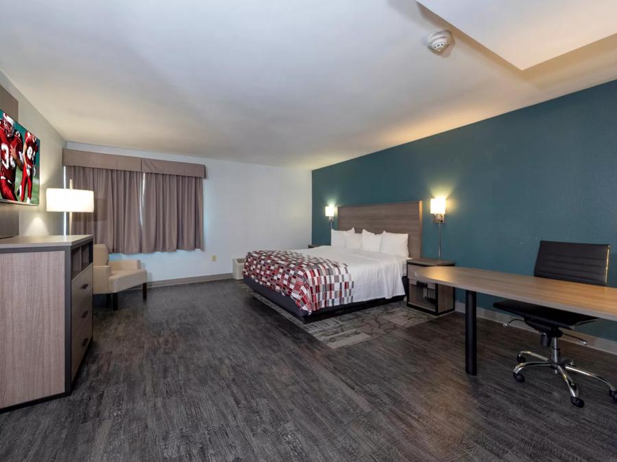 Red Roof Inn & Suites Wilmington - New Castle Superior King Room Smoke Free Image