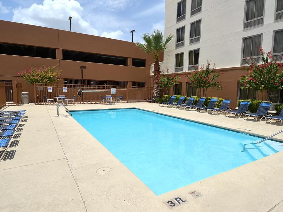 Red Roof PLUS+ San Antonio Downtown - Riverwalk Outdoor Swimming Pool Image