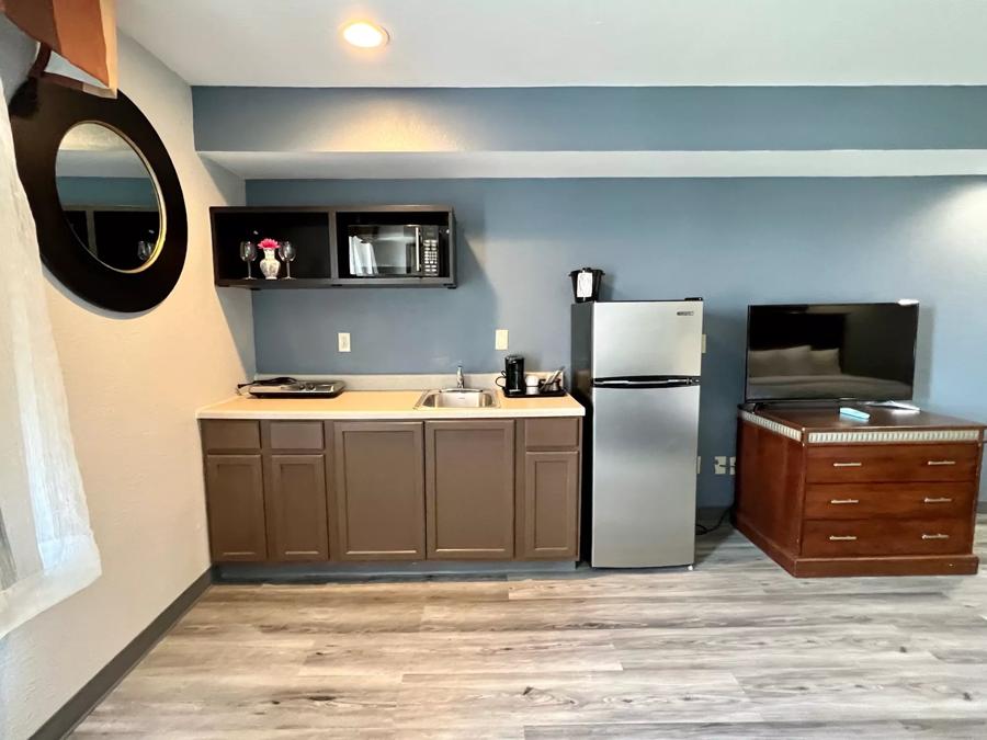 Suite 1 King Bed & 1 Full Bed Non-Smoking Kitchen Image