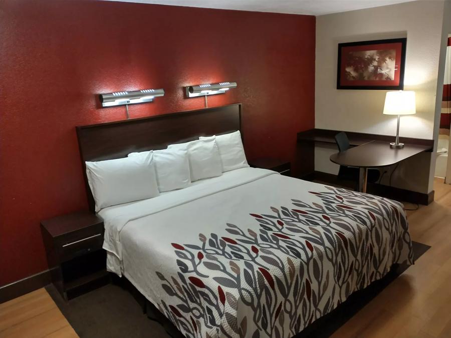 Red Roof Inn Santa Ana Superior King Non-Smoking Image