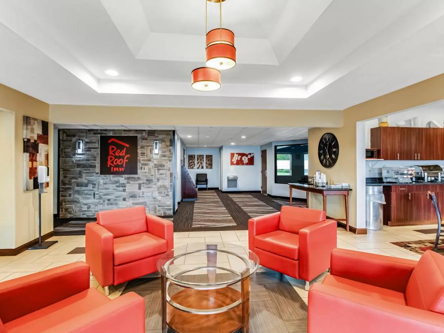 Red Roof Inn Springfield, OH Front Desk and Lobby Sitting Area Image