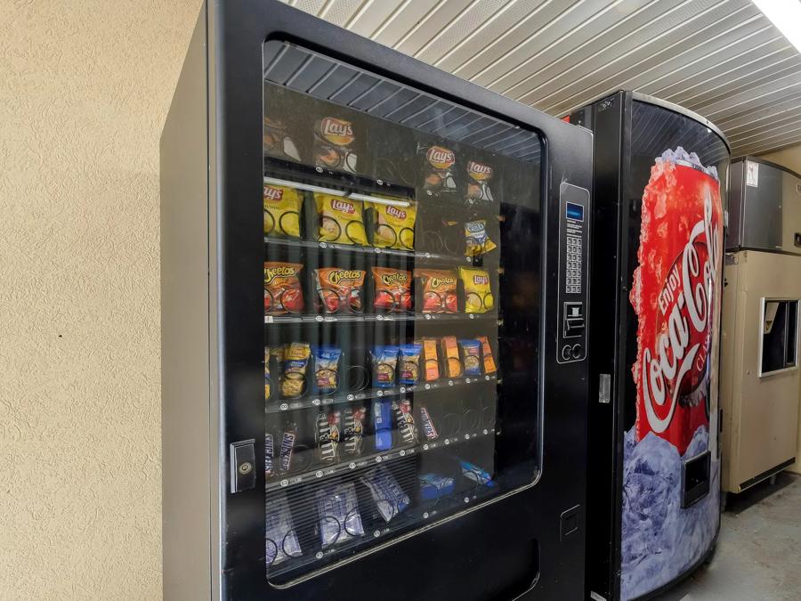 Red Roof Inn Atlanta – Suwanee/Mall of Georgia Vending Image