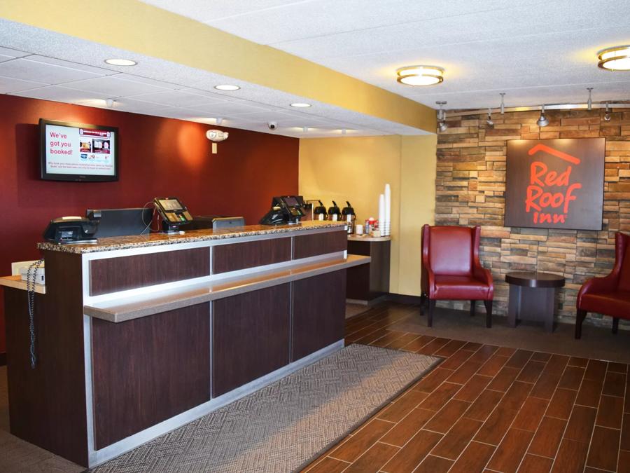Red Roof Inn St Clairsville - Wheeling West Front Desk and Lobby Image