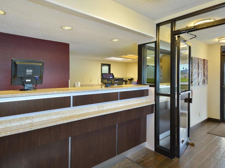 Red Roof Inn Charleston West - Hurricane, WV Front Desk Image