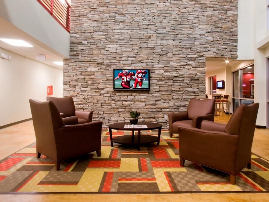 Red Roof Inn & Suites Beaumont Lobby Image