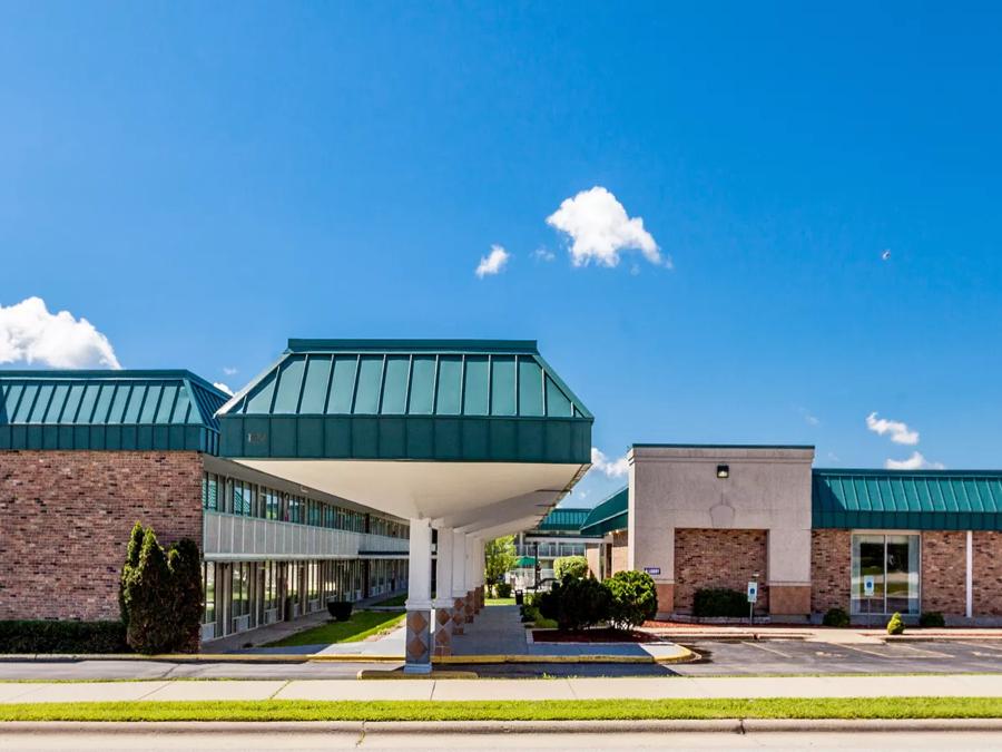 Red Roof Inn & Suites DeKalb Exterior Property Image