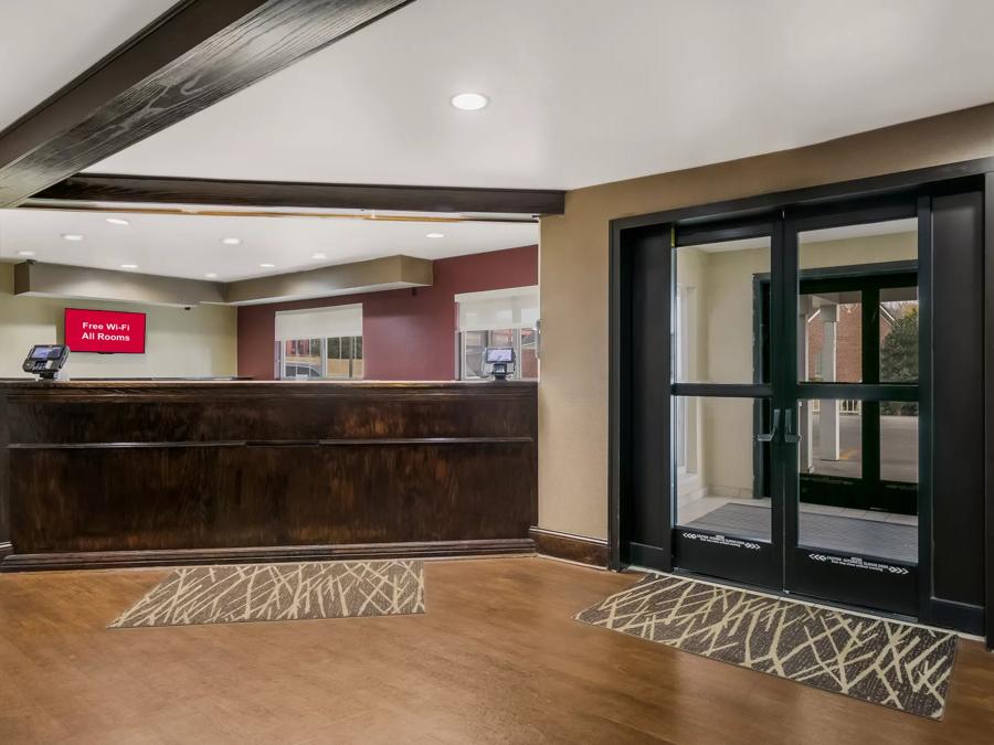 Red Roof Inn & Suites Knoxville East Lobby Image