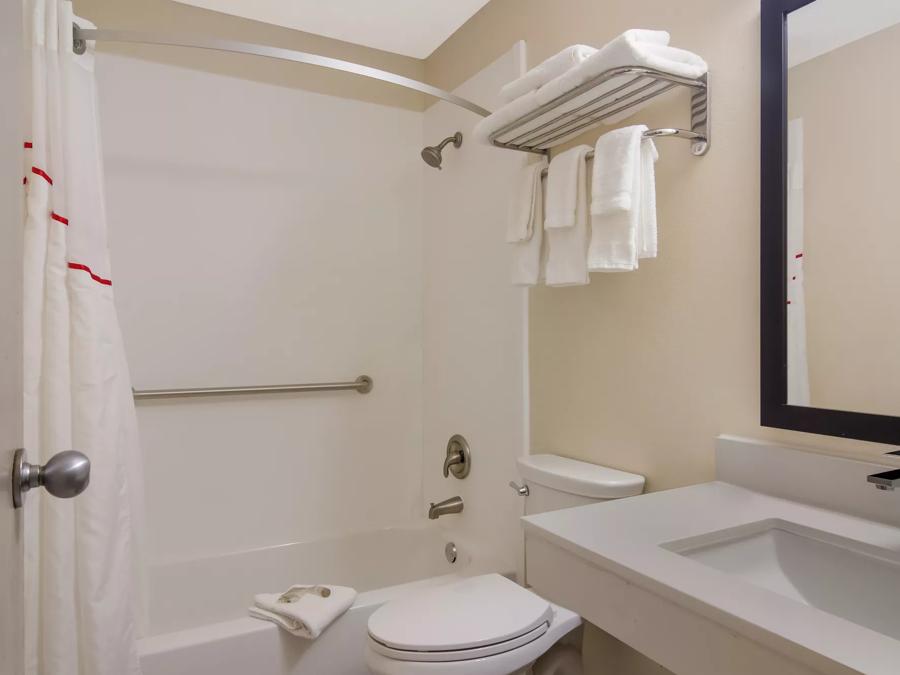 Red Roof Inn Greensburg Superior King Room Smoke Free Bathroom Image